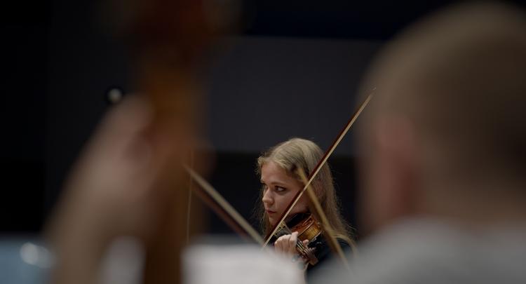 Sådan et strygeinstrument ser ikke ud af meget som våben, men hvem ved, hvad klassisk softpower kan udvirke på den lange bane.  Foto: Still fra filmen