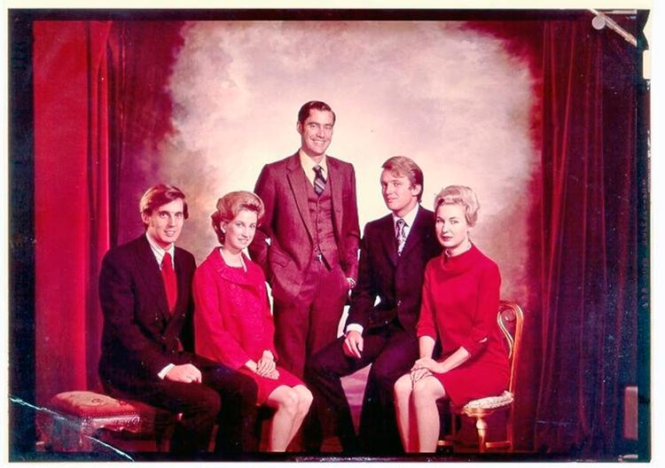 A family photo of the five Trump siblings. From left to right: Robert, Elizabeth, Fred Jr., Donald, and Maryanne. Fred Jr., who passed away in 1981, was 7 years and 8 months older than Donald. Foto: The Trump Campaign