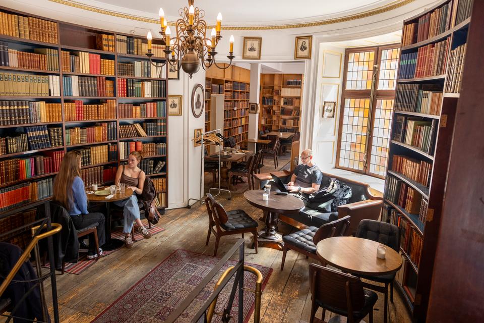 Fra gaden går man lige ind i den hyggelige café, og kælderen er spækket med bøger hos Paludans Bogcafé og Antikvariat. Foto: Cecilie Rolvung