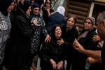 En sørgende mor bliver trøstet under begravelsen af ofrene for et iransk missilangreb, der ødelagde en bygning i den nordlige arabisk-israelske by Tamra, 17. juni 2025. Angrebet dræbte fire personer og sårede mange flere. Foto: John Wessels/Ritzau Scanpix