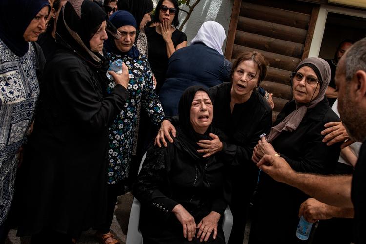 En sørgende mor bliver trøstet under begravelsen af ofrene for et iransk missilangreb, der ødelagde en bygning i den nordlige arabisk-israelske by Tamra, 17. juni 2025. Angrebet dræbte fire personer og sårede mange flere. Foto: John Wessels/Ritzau Scanpix