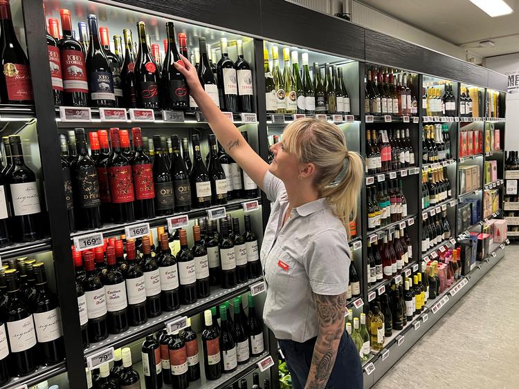 Jenny Kapelke Rasmussen styrer i dag to Dagli'Brugsen på det nordlige Langeland og kæmper for at skaffe unge medarbejdere. Børn og unge er nemlig en mangelvare på Langeland, ligesom andre yderområder i Danmark, som kun få udefra søger mod. (Privatfoto). 