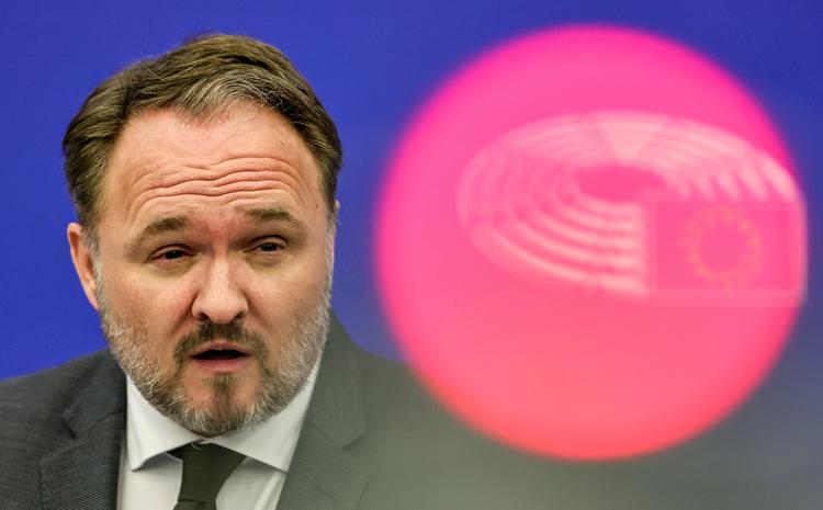 EU's energikommissær, danske Dan Jørgensen, præsenterede tirsdag, hvordan han vil løse en af sine bundne opgaver: At få Europa gjort uafhængig af russisk fossilt brændstof.  Foto: Ronald Wittek/Ritzau Scanpix