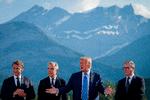 Frankrigs præsident, Emmanuel Macron, Canadas premierminister, Mark Carney, USA’s præsident, Donald Trump, og Storbritanniens premierminister, Keir Starmer, deltager i et gruppefoto foran de canadiske Rockies på Kananaskis Country Golf Course under G7-ledernes topmøde 16. juni 2025 i Kananaskis, Alberta. Foto: Chip Somodevilla/Ritzau Scanpix