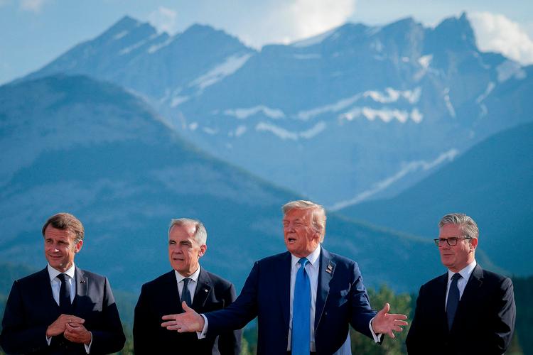 Frankrigs præsident, Emmanuel Macron, Canadas premierminister, Mark Carney, USA’s præsident, Donald Trump, og Storbritanniens premierminister, Keir Starmer, deltager i et gruppefoto foran de canadiske Rockies på Kananaskis Country Golf Course under G7-ledernes topmøde 16. juni 2025 i Kananaskis, Alberta. Foto: Chip Somodevilla/Ritzau Scanpix