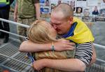 En frigivet ukrainsk krigsfange krammer sin mor efter en fangeudveksling. Foto: Maksym Kishka/Ritzau Scanpix