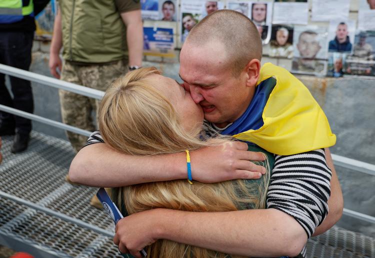 En frigivet ukrainsk krigsfange krammer sin mor efter en fangeudveksling. Foto: Maksym Kishka/Ritzau Scanpix