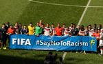     Ved VM i Brasilien for 11 år siden blev kampen mod racisme markeret tydeligt som for eksempel her før kvartfinalen mellem Tyskland og Frankrig. Foto: Thanassis Stavrakis/Ritzau Scanpix