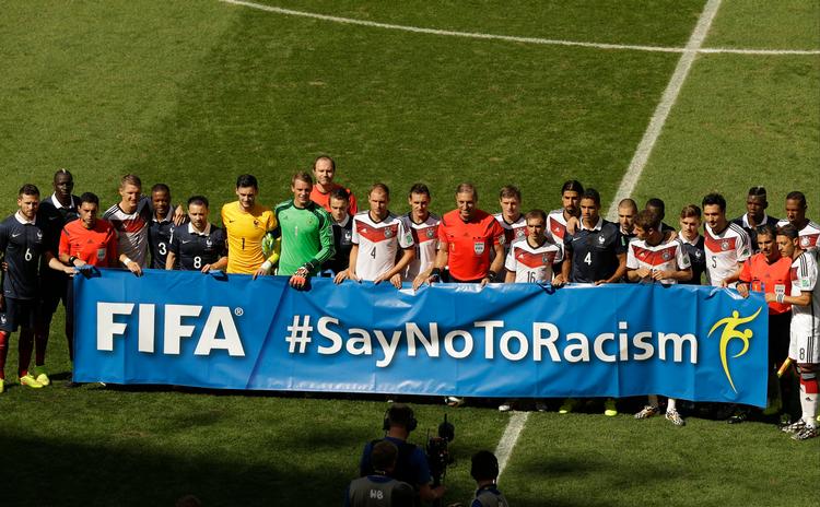     Ved VM i Brasilien for 11 år siden blev kampen mod racisme markeret tydeligt som for eksempel her før kvartfinalen mellem Tyskland og Frankrig. Foto: Thanassis Stavrakis/Ritzau Scanpix