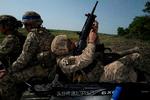En ukrainsk soldat affyrer skud fra en ATV under en øvelse i det østlige Ukraine. Det er livsnødvendigt for ukrainerne, at Europa og resten af Ukraines allierede bliver ved med at levere våben og ikke kun penge. Foto: Florent Vergnes/Ritzau Scanpix