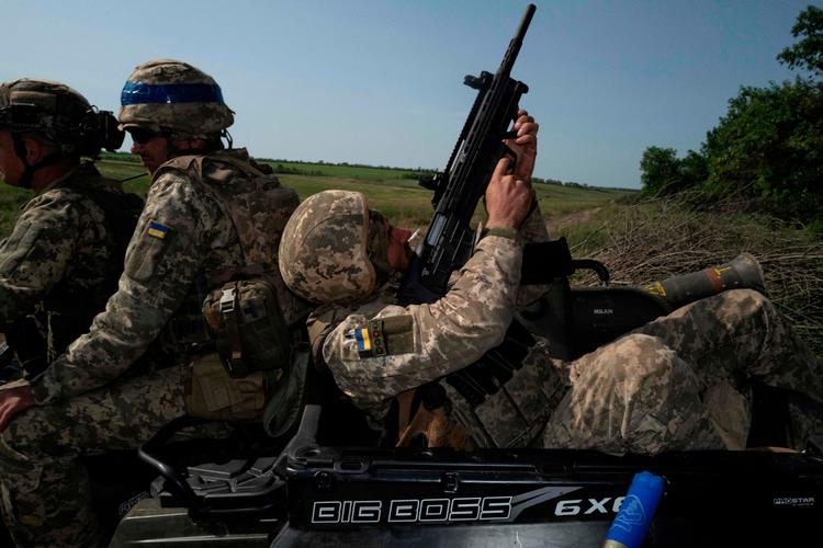 En ukrainsk soldat affyrer skud fra en ATV under en øvelse i det østlige Ukraine. Det er livsnødvendigt for ukrainerne, at Europa og resten af Ukraines allierede bliver ved med at levere våben og ikke kun penge. Foto: Florent Vergnes/Ritzau Scanpix