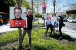 FV19. Lørdag klokken 12 kunne plakaterne til folketingsvalget endelig komme op i lygtepælene. Her plakater for Socialdemokratiet ved Holte Station.  Foto: Jens Dresling