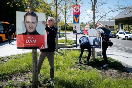FV19. Lørdag klokken 12 kunne plakaterne til folketingsvalget endelig komme op i lygtepælene. Her plakater for Socialdemokratiet ved Holte Station.  Foto: Jens Dresling