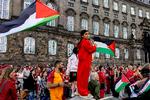 »Gå i rødt for Gazas børn og familier«, hed det i indkaldelsen til onsdagens demonstration på Christiansborg Slotsplads arrangeret af Red Barnet, Amnesty International Danmark, Folkekirkens Nødhjælp, Mellemfolkeligt Samvirke, Greenpeace, International Media Support og Oxfam Danmark. Foto: Finn Frandsen