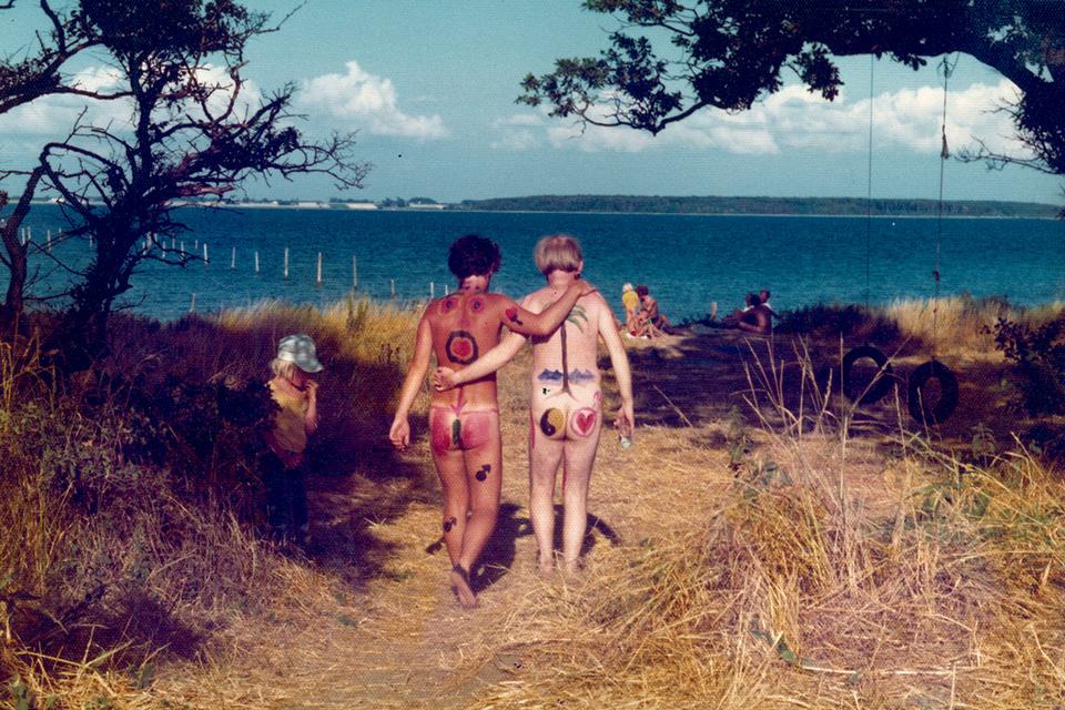 Nogle eksperimenterede med bodypaint på den nøgne krop, men det brød naturisterne sig ikke om. Kroppen skulle være så naturlig og ren som muligt. Foto: Museet Køn