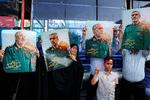 Demonstranter i Teheran holder billeder op af dræbte ledere fra den iranske revolutionsgarde.  Foto: Atta Kenare/Ritzau Scanpix