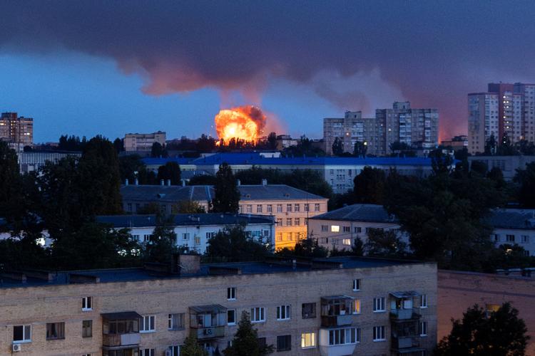 Ild og røg stiger op mod himlen nær boligbygninger efter det russiske missilangreb i Kyiv. Foto: Thomas Peter/Ritzau Scanpix