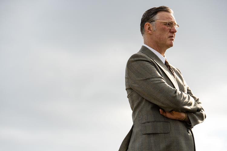 David Morrissey har rollen som politimanden George Oldfield, der alt for længe hænger fast i en fejlagtig detalje. Foto: SkyShowtime