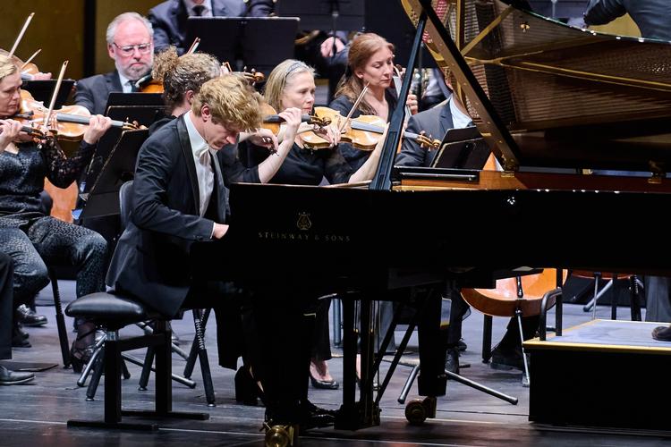 Efter en stærk soloaften sidste år, hvor han spillede Chopins præludier, var den canadiske pianist Jan Lisiecki torsdag tilbage i Tivolis Koncertsal. Denne gang med orkester. Foto: Rasmus B. S. Hansen