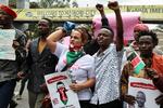 Demonstranter deltager i en protest over den kenyanske blogger Albert Ojwangs død i politiets varetægt i centrum af Nairobi. Foto: Monicah Mwangi/Ritzau Scanpix