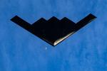 De amerikanske B-2 bombefly har et helt specielt design, så de er sværere at se på en radar.  Arkivfoto:  Damian Dovarganes
