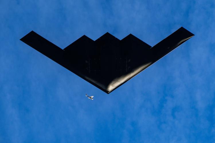 De amerikanske B-2 bombefly har et helt specielt design, så de er sværere at se på en radar.  Arkivfoto:  Damian Dovarganes