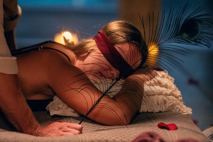 Sanselig massage eller fysioterapeut med chokoladeånde? Det var spændet på daten mellem Emma og Victor Emil. Foto: TV 2