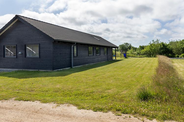 Upersonligheden i indretningen af de veludstyrede sommerhuse er ingenting sammenlignet med tomheden i deres haver. Foto: Finn Frandsen