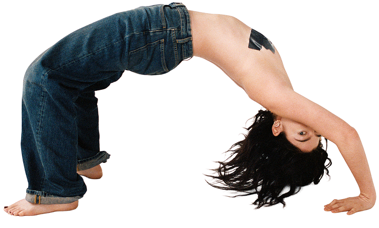 I videoen til singlen ’Man of the Year’ smed Lorde sin T-shirt og tapede sin barm til med tape. Internettet undrede sig. Skulle hun nu til at være nonbinær?  Foto: Thistle Brown