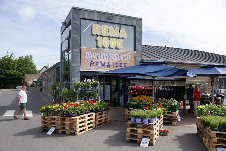 Foran Claus Nielsens Rema 1000-butik i  Rønnede er der altid friske blomster, og at man mødes hurtigt af en række tilbud, der skal signalkere, at her er godt nok billigt. For så har kunderne lyst til at købe mere, siger købmanden.  Foto: Thomas Borberg