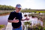 Landmand Kristian Therkildsen fra Varde var en af de første til at omdanne lavbundsjord til en lille oase for biodiversitet. Moseområdet Kvong Mose har nu en mangfoldighed af planter og dyreliv.  Foto: Finn Frandsen