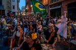 Det vurderes, at i alt ti millioner mennesker over hele Frankrig i weekenden deltog i årets musikfestival Fête de la Musique, som er gratis koncerter, der finder sted udendørs i stort set alle landets byer.  Foto: Ed Jones/Ritzau Scanpix