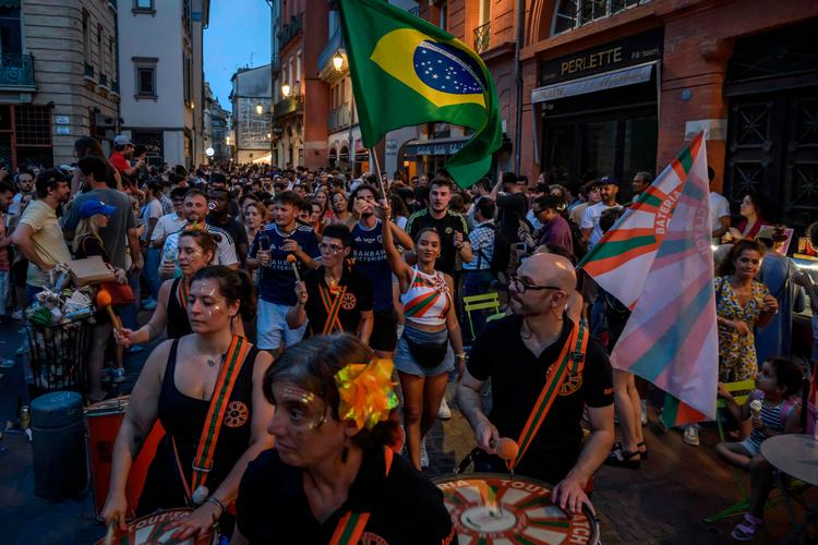 Det vurderes, at i alt ti millioner mennesker over hele Frankrig i weekenden deltog i årets musikfestival Fête de la Musique, som er gratis koncerter, der finder sted udendørs i stort set alle landets byer.  Foto: Ed Jones/Ritzau Scanpix