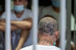 Et MS-13-medlem i et salvadoransk fængsel. Nu ser den berygtede bande ud til at vinde fodfæste i Europa. Foto: Alex Brandon/Ritzau Scanpix