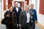 Bogen om Moderaterne er decideret doven journalistik. Men den kommer dog tættere årsagen til det dårlige arbejdsmiljø i Moderaternes sekretariat, end nyhedsmedierne har formået. Her ses fra venstre særlig rådgiver Karen Clement, kulturminister Jakob Engel-Schmidt (M), udenrigsminister Lars Løkke Rasmussen (M) og pressechef Ulla Østergaard. Foto: Jens Dresling