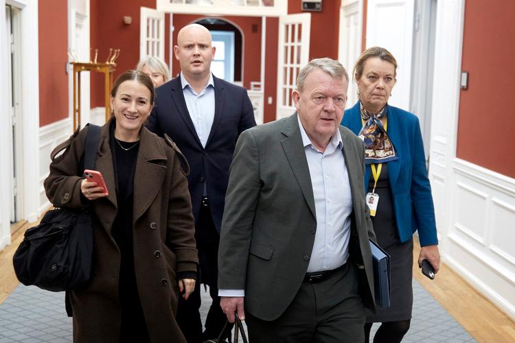 Bogen om Moderaterne er decideret doven journalistik. Men den kommer dog tættere årsagen til det dårlige arbejdsmiljø i Moderaternes sekretariat, end nyhedsmedierne har formået. Her ses fra venstre særlig rådgiver Karen Clement, kulturminister Jakob Engel-Schmidt (M), udenrigsminister Lars Løkke Rasmussen (M) og pressechef Ulla Østergaard. Foto: Jens Dresling