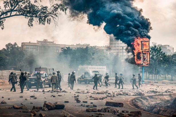 Medlemmer af af de kenyanske sikkerhedsstyrker samles i Nairobi på en dag, hvor der var planlagt store demonstrationer.  Foto: Luis Tato/Ritzau Scanpix