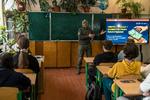 En agent fra Ukraines sikkerhedstjeneste, SBU, underviser gymnasieelever i Lviv i at undgå at blive hvervet af Rusland til at begå angreb eller sabotage. Foto: Brendan Hoffman/Ritzau Scanpix