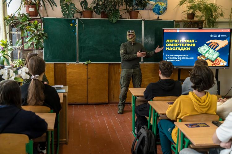 En agent fra Ukraines sikkerhedstjeneste, SBU, underviser gymnasieelever i Lviv i at undgå at blive hvervet af Rusland til at begå angreb eller sabotage. Foto: Brendan Hoffman/Ritzau Scanpix