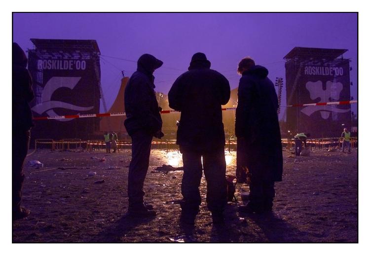 Morgengry foran Orange Scene lørdag morgen efter ulykken. Festivalen valgte at fortsætte, selv om stemningen var trykket, og musik forekom helt ligegyldig.   Foto: Peter Hove Olesen
