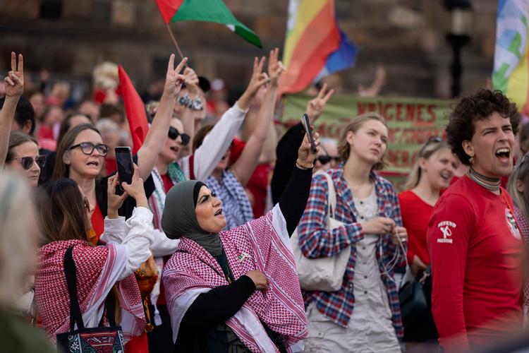 Tusindvis af borgere trak i rødt ved en demonstration på Christiansborg Slotsplads tidligere på måneden for at symbolisere en rød streg i forhold til Israels handlinger i Gaza. Den danske dækning af netop gaza har været skæv, skriver Eva Eistrup i denne kommentar. Foto: Finn Frandsen