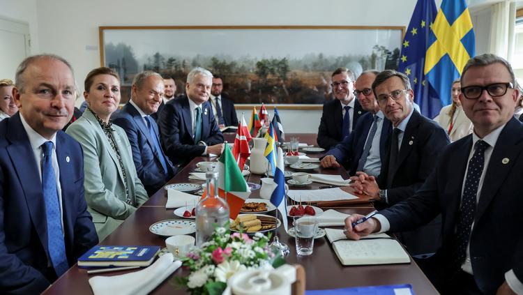 Kort efter Nato-topmødet i Haag mødtes  EU's ledere igen i Bruxelles. Som en af de mest erfarne har Mette Frederiksen - nummer to fra venstre - opbygget gode relationer til de vigtigste af dem, siger hun. Og siden corona er tonen blevet mere uformel.  Foto: Christian Hartmann/Ritzau Scanpix