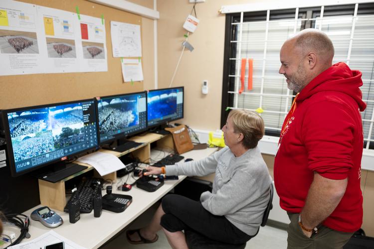 Det er her i Roskildes kontrolrum bag Arena, at sikkerhedschef Morten Therkildsen og hans folk holder øje med publikums bevægelser og sindsstemninger.  Foto: Thomas Borberg