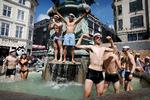 Studenterne kastede sig frygtløst i Storkespringvandet i København for at få en bølge i huen.  Foto: Jens Dresling