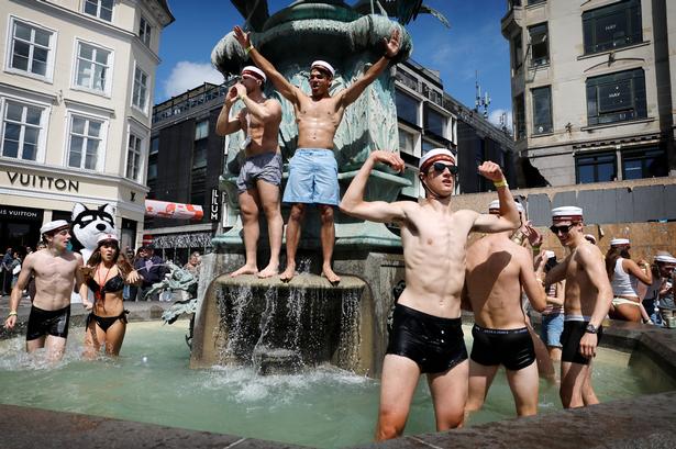 Studenterne kastede sig frygtløst i Storkespringvandet i København for at få en bølge i huen.  Foto: Jens Dresling