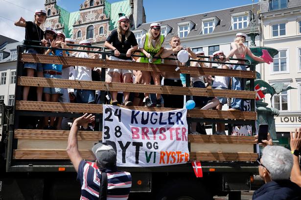 Studentervognen her ankom til Storkespringvandet med et klart budskab og til lyden af 'Jeg har en pige' af Skinz. Foto: Jens Dresling