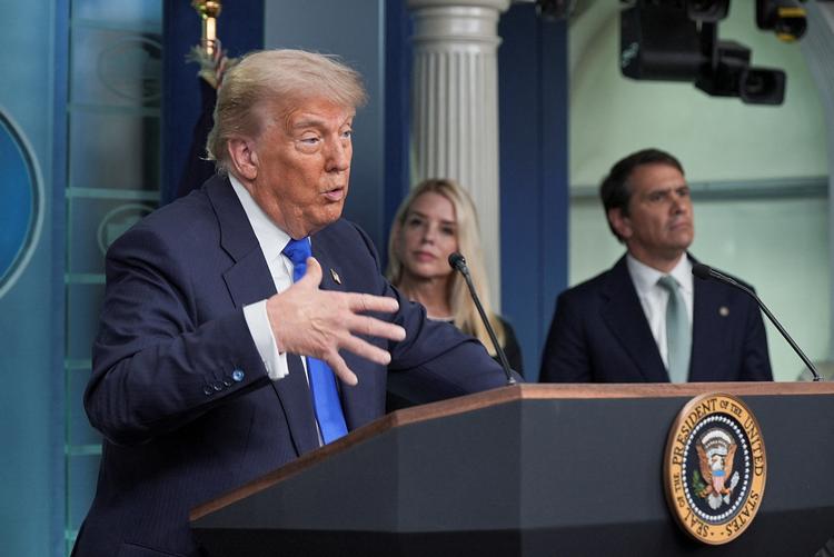Den amerikanske præsident Donald Trump taler til medierne efter USA's højesterets afgørelse, mens den amerikanske justitsminister Pam Bondi og vicejustitsminister Todd Blanche lytter. Foto: Ken Cedeno/Ritzau Scanpix