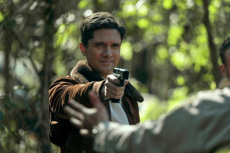 Topher Grace er måske bedst kendt fra tv-serien 'Dengang i 70'erne'. I 'The Waterfront' har han forladt sitcom-genren og spiller forrygende som karakterafvigende gangster. 