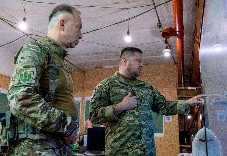 Den øverstkommanderende for Ukraines væbnede styrker    Oleksandr Syrskyi (til venstre) vurderer, at 110.000 russiske soldater er samlet i nærheden af byen Pokrovsk.  Foto: Handout/Ritzau Scanpix