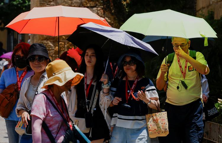 Turister i spanske Sevilla slås med de op mod 43,9 grader, som der er blevet målt i weekenden. Foto: Marcelo Del Pozo/Ritzau Scanpix